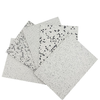 حصيرة مطاطية مضادة للكهرباء الساكنة توفر تحكمًا في التفريغ الكهروستاتيكي وحل أرضيات مريح لمحطات العمل