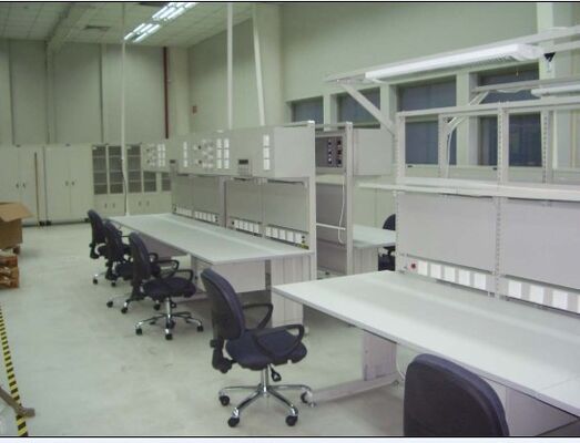 منضدة عمل ESD مضادة للكهرباء الساكنة قابلة للتخصيص بالكامل لتجميع الإلكترونيات طاولة عمل ESD